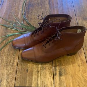 Leather brown size 8 Women’s lace up boots.